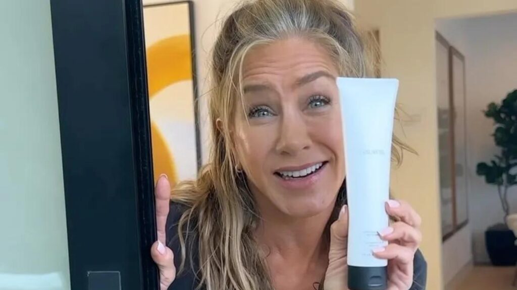 Jennifer Aniston revela SEGREDO para ter fios grisalhos bem naturais e LINDOS Jennifer Aniston