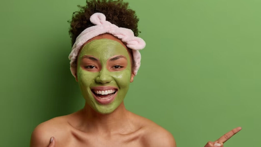 Aprenda como escolher a melhor máscara para relaxar a pele após o uso da maquiagem Máscara facial