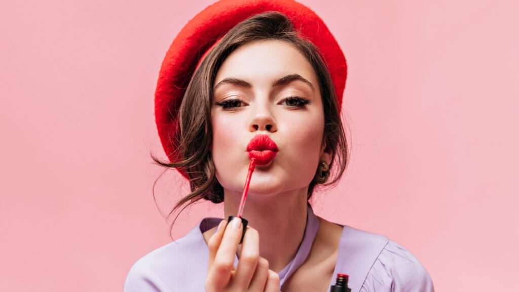 Mulher de batom vermelho
