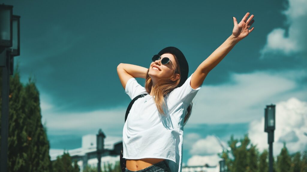 Mulher solteira feliz
