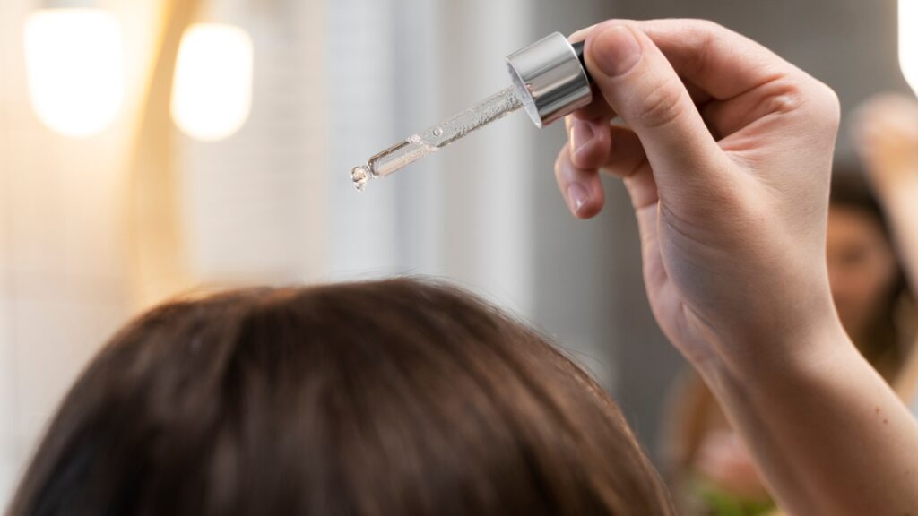ESTA lista com os melhores óleos nutritivos para manter seu cabelo brilhoso e BEM LONGE do frizz Óleos Capilares