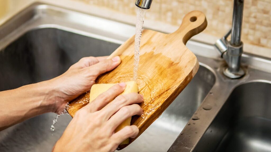 A maneira correta de higienizar tábuas de carne e outros utensílios de madeira