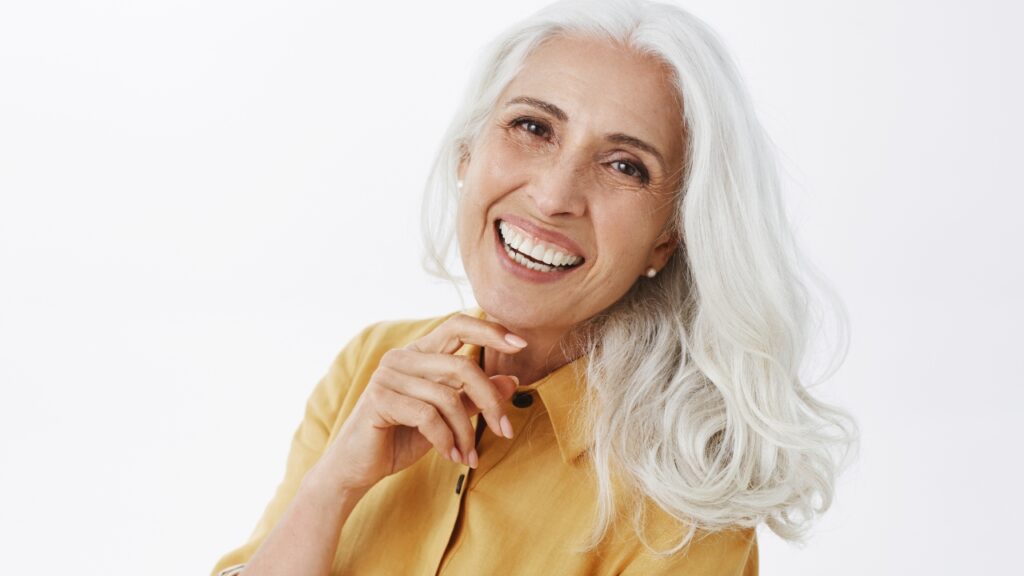 Aprenda o que fazer para manter os cabelos brancos hidratados e saudáveis Cabelo branco