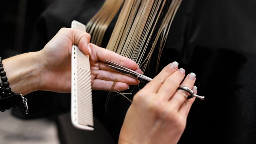 Como saber quando está na hora de cortar o cabelo? Descobrimos o segredo que pode te ajudar! Cortando o cabelo