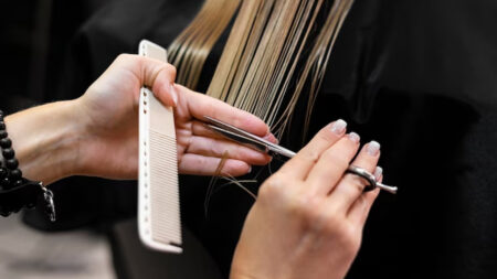 Como saber quando está na hora de cortar o cabelo? Descobrimos o segredo que pode te ajudar! Cortando o cabelo