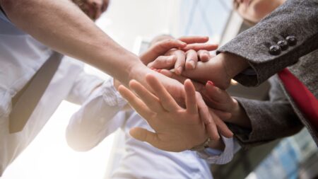 Veja o que cada signo precisa fazer para alcançar o sucesso Mãos unidas