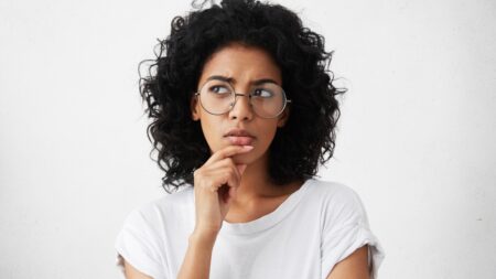Entenda o que cada signo precisa ter cuidado neste fim de semana Mulher pensativa