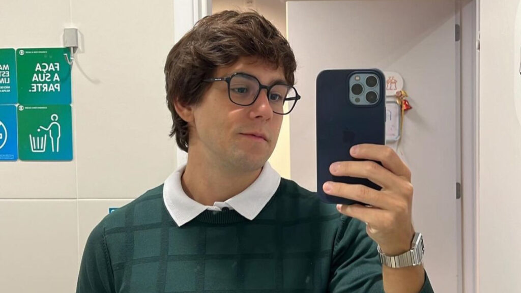 Daniel Rangel revela detalhes de personagem nerd em novela das 19h Daniel Rangel analisa personagem de Família é Tudo e entrega algo