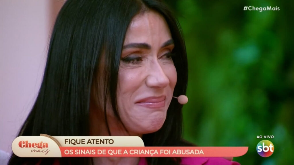 Michelle Barros se emociona ao contar problema sofrido na infância Michelle Barros desabafou sobre a sua vida