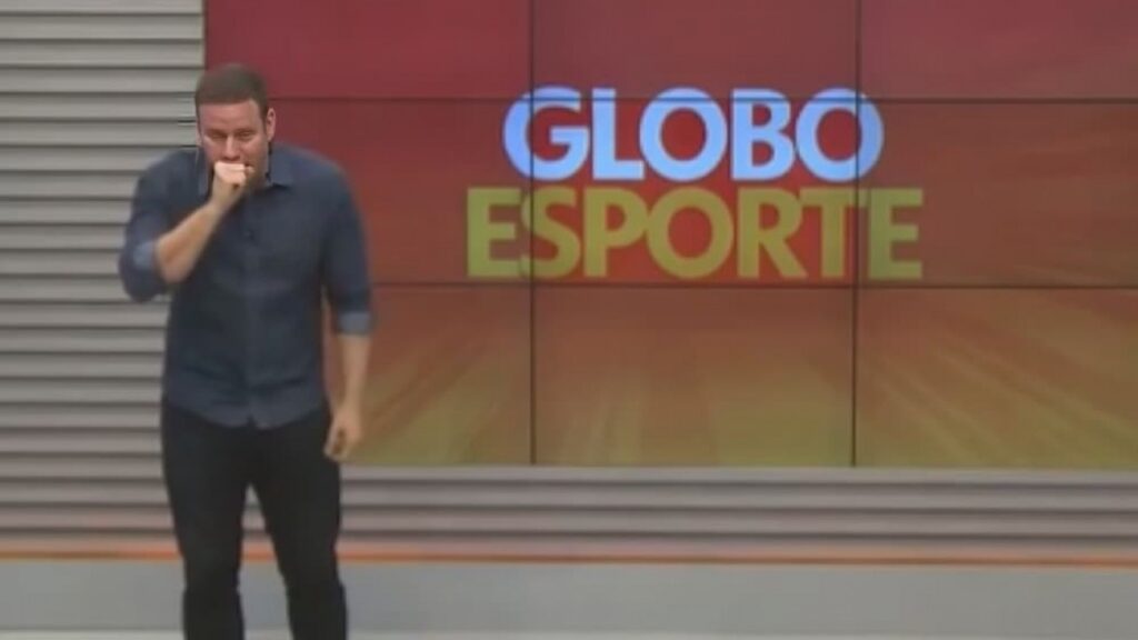 Apresentador do Globo Esporte se engasga durante programa e se desespera Danilo Alves, Apresentador do Globo Esporte se engasga durante programa e se desespera