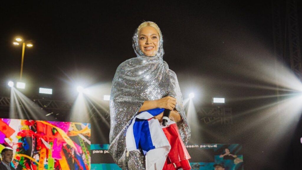 Beyoncé oferece R$150 mil em bolsas de estudo na Bahia Beyoncé financia bolsas de estudo na Bahia.