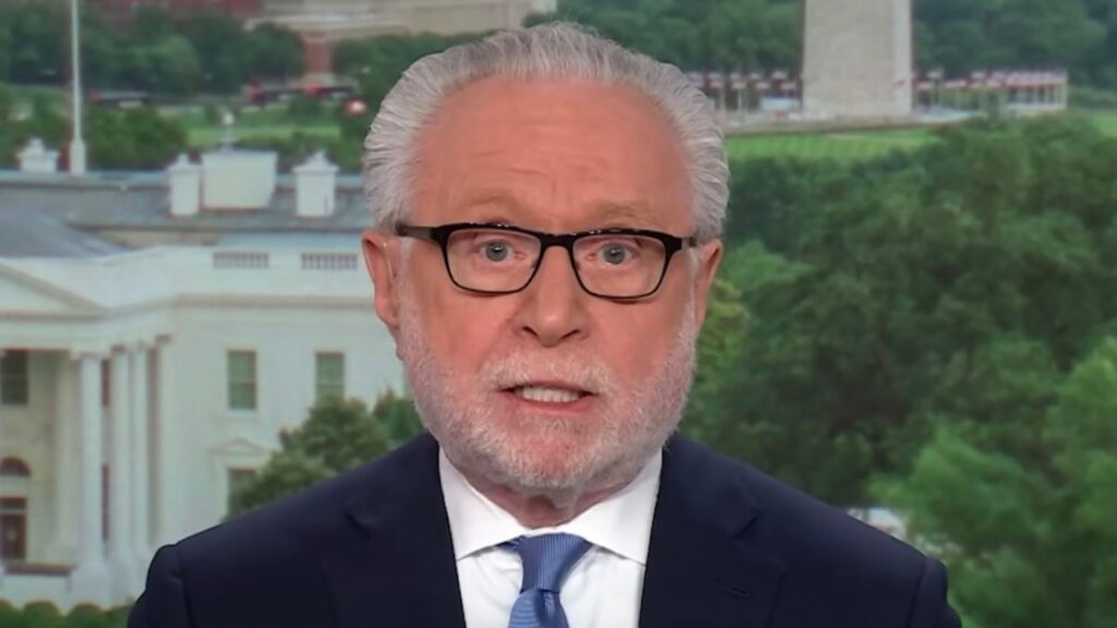 Âncora da CNN entra alcoolizado no ar para noticiar desistência de Biden Wolf Blitzer entra bêbado no ar.