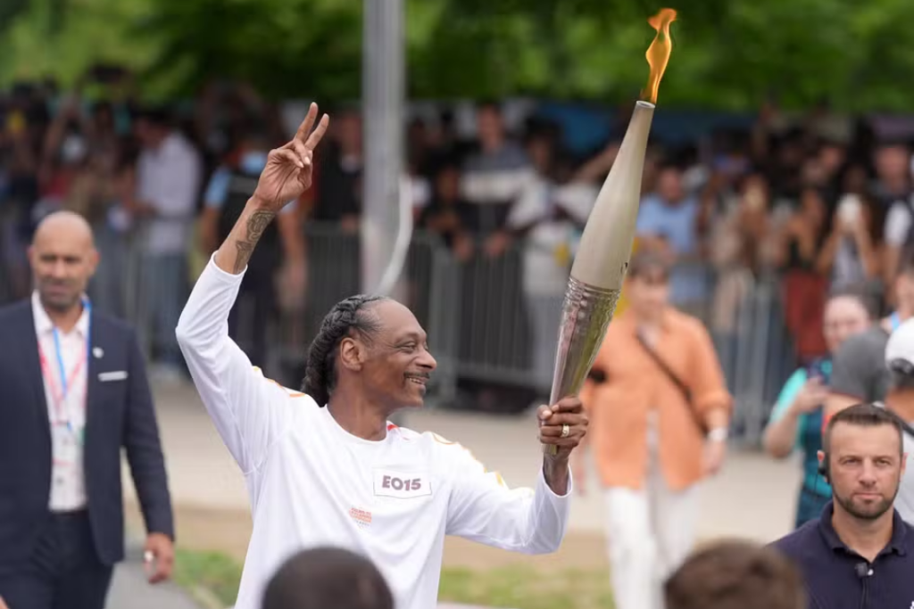 Snoop Dogg carrega tocha olímpica e vira meme: “Beck gigante” Snoop Dogg carrega tocha olímpica e vira meme: