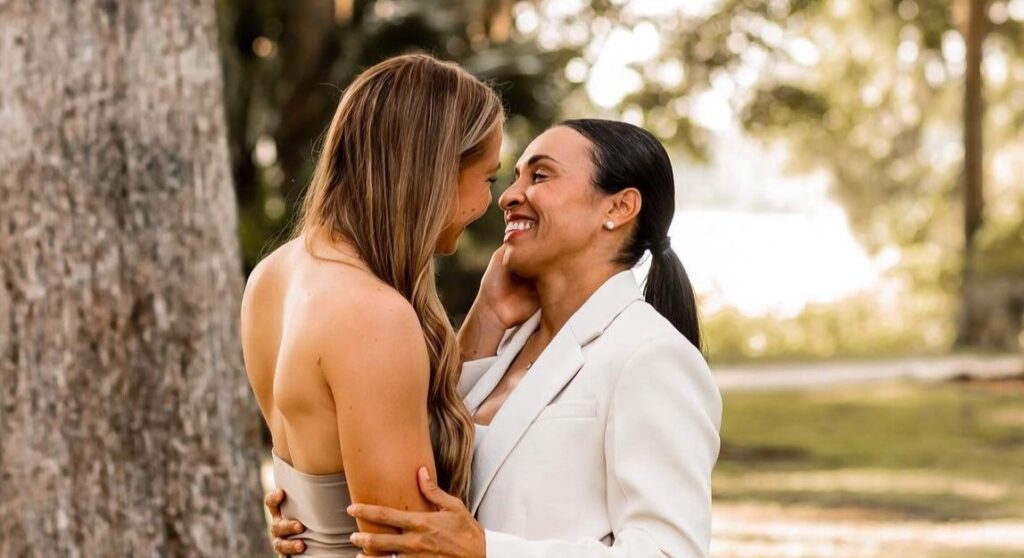 Marta Silva publica fotos de noivado com Carrie Lawrence Marta Silva publica fotos de noivado com Carrie Lawrence