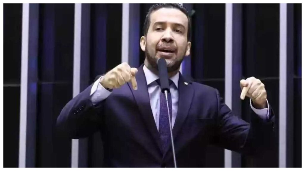 André Janones sai na mão com fãs de Jair Bolsonaro andre-janones-sai-na-mao-com-fas-de-jair-bolsonaro