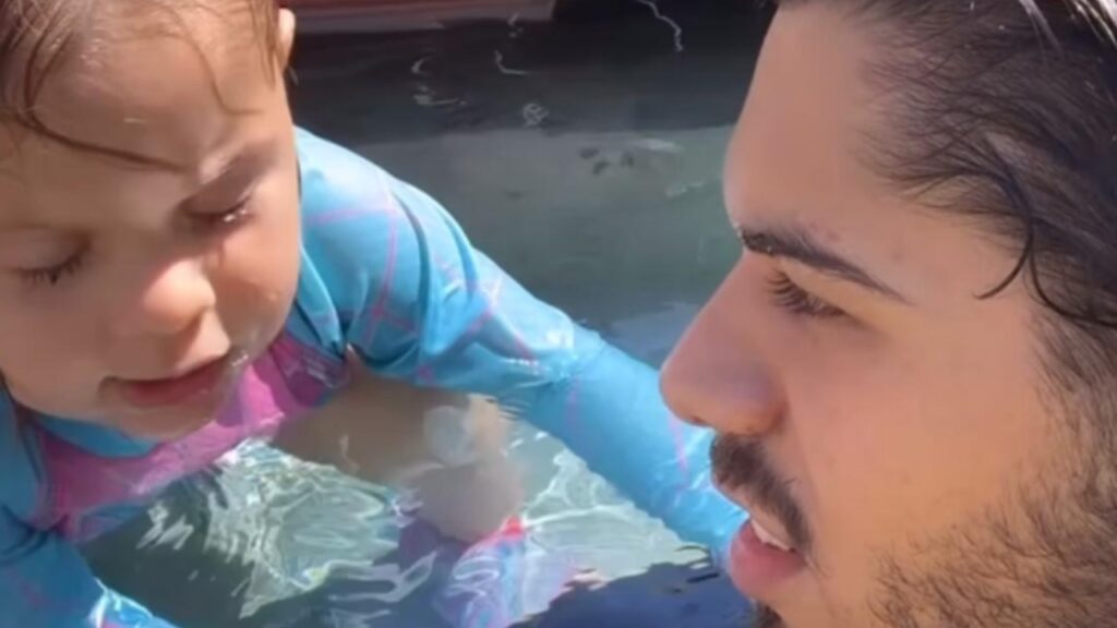 Zé Felipe pula de roupa na piscina para salvar filha pequena Zé Felipe e Maria Flor
