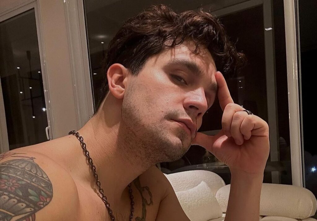 Luan Santana é surpreendido por fãs com presentes para bebê em show