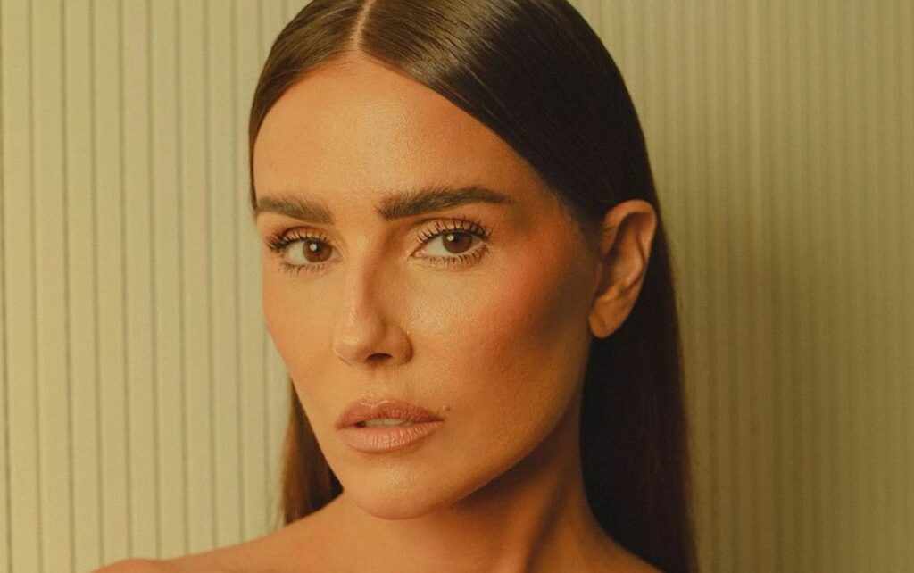 Deborah Secco fala sobre como suas dores em relacionamentos à amadureceu
