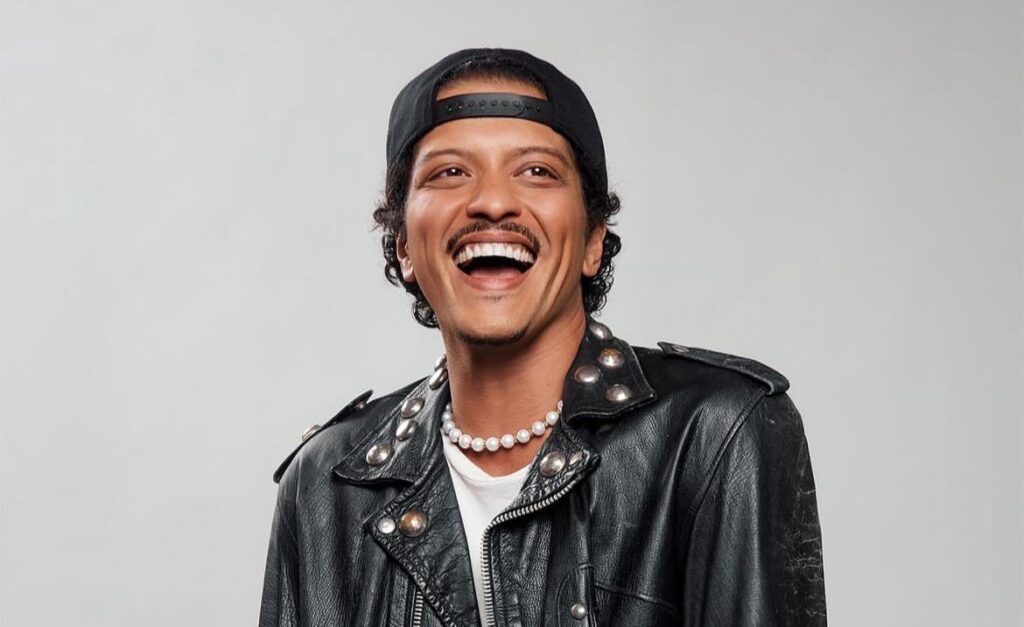 Bruno Mars curte bar em Belo Horizonte e come comidas típicas