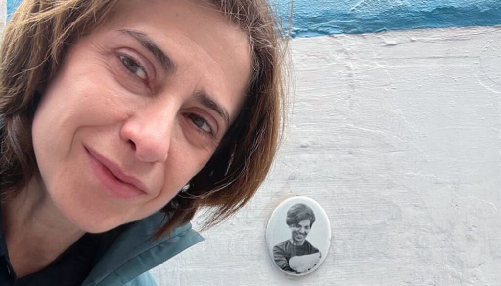 Fernanda Torres resgata foto homenageando Eunice Paiva