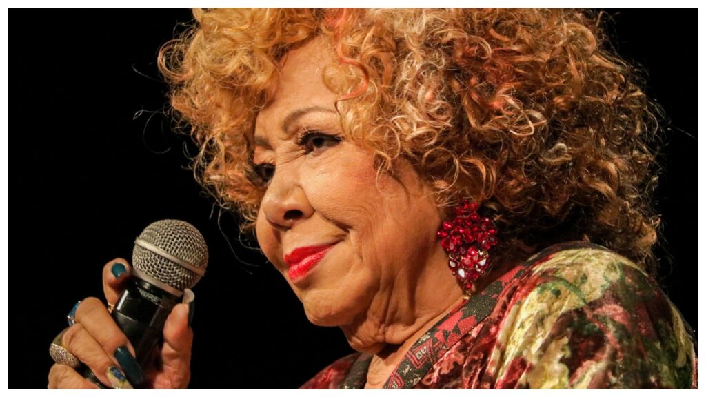Alcione recebe processo após cancelar show alcione recebe processo apos cancelar show