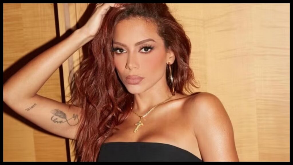 anitta chama atencao de fa com cartaz durante show