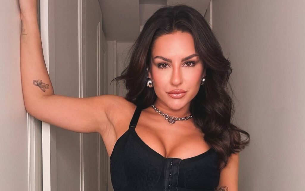 Kéfera posta fotos com buquê e internautas apontam novo romance