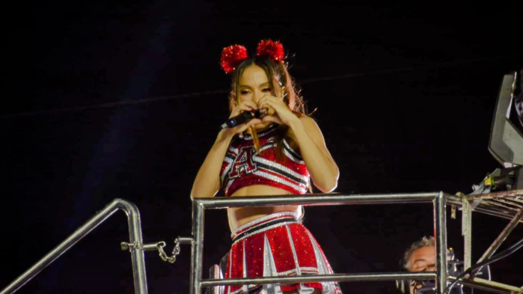 Anitta é paquerada por fã e tem atitude inusitada, confira
