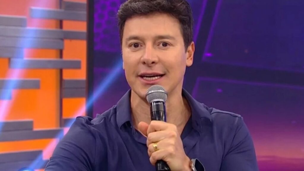 Rodrigo Faro distribui cartas para funcionários em despedida da Record