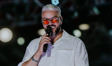 Belo é flagrado com novo affair desembarcando de jatinho