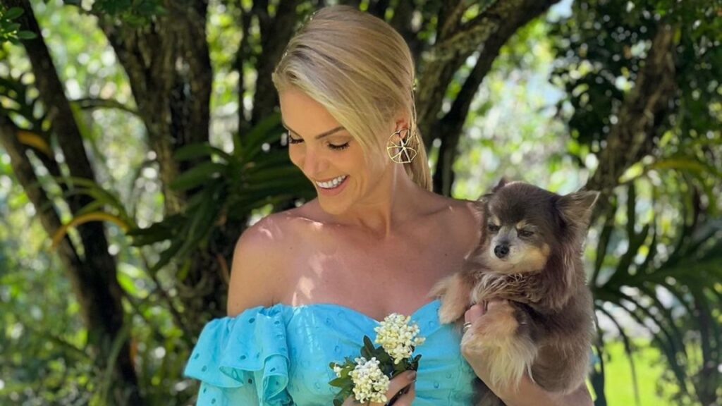 Ana Hickmann lamenta morte de sua cachorra Ana Hickmann lamenta morte de sua cachorra