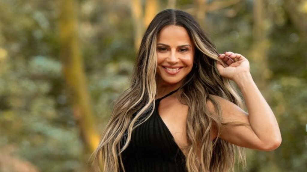 Rainha de bateria, Viviane Araújo se irrita com críticas sobre o corpo Viviane Araujo