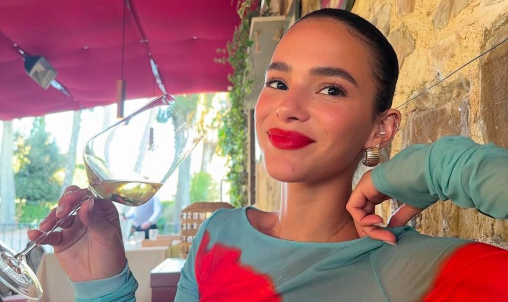 Após polêmica na fezenda, Bruna Marquezine reage a comentário de internauta Após polêmica na fezenda, Bruna Marquezine reage a comentário de internauta