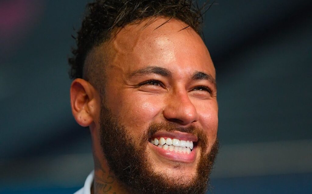 Equipe de Neymar nega que ele tenha se tornado sócio do Santos