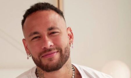 Neymar compra três mansões em Santos para não ter vizinhos Neymar compra três mansões em Santos para não ter vizinhos