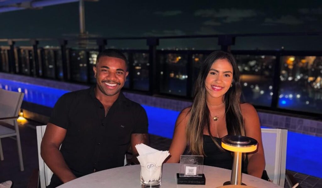 Após polêmicas, Davi Brito celebra 1 mês de namoro Após polêmicas, Davi Brito celebra 1 mês de namoro