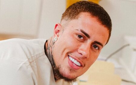 Após nascimento do filho, MC Daniel faz doações de cestas básicas Após nascimento do filho, MC Daniel faz doações de cestas básicas