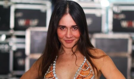 Alessandra Negrini deixa recado para seus fãs carnavalescos Alessandra Negrini deixa recado para seus fãs carnavalescos