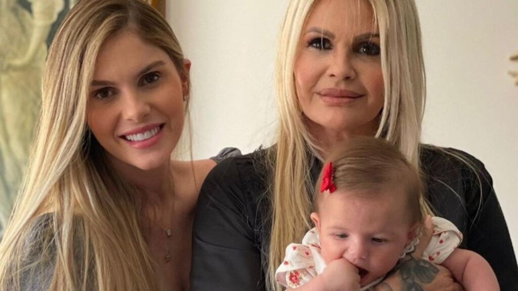 Bárbara Evans explica o motivo para ter bloqueado a mãe, Monique Evans Bárbara Evans explica o motivo para ter bloqueado a mãe, Monique Evans