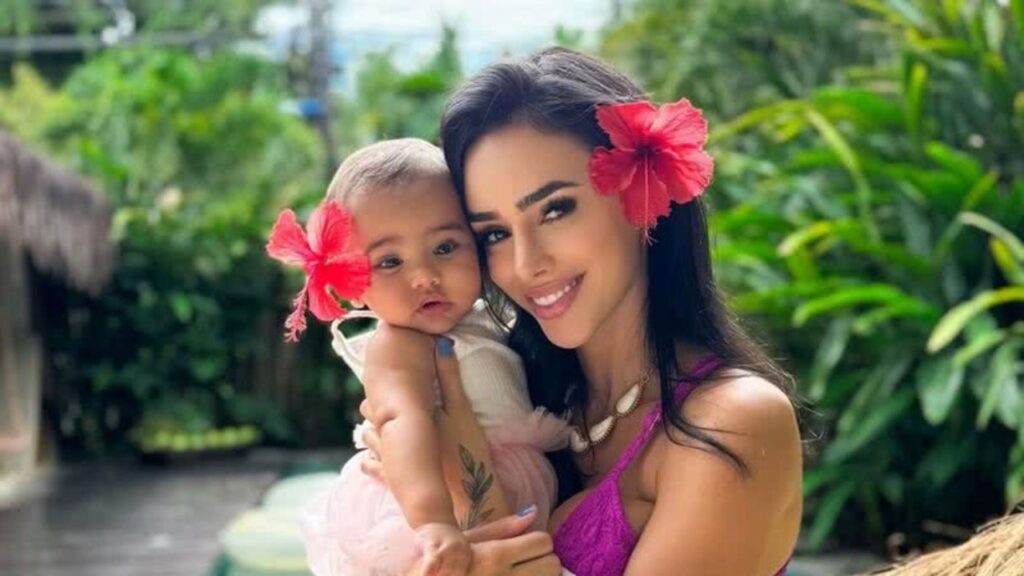 Bruna Biancardi denuncia perfil que fez ataques racistas a filhas de Neymar Bruna Biancardi denuncia perfil que fez ataques racistas a filhas de Neymar