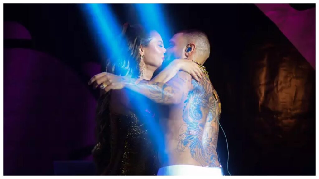 paolla oliveira e diogo nogueira trocam beijo durante show