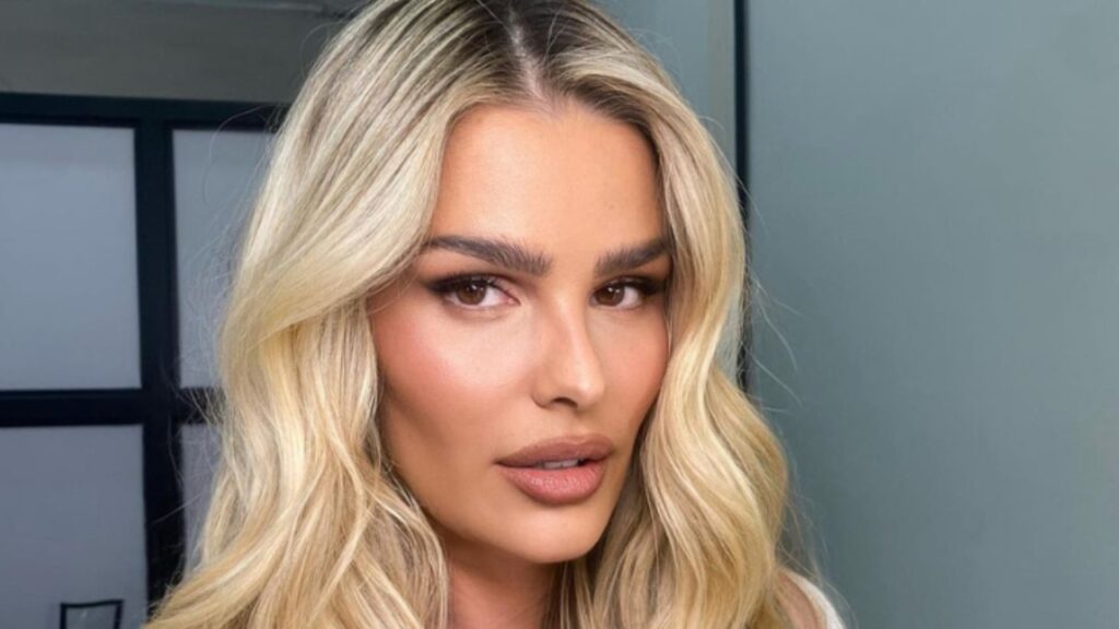 Yasmin Brunet rebate críticas sobre cigarro e afirma que só fumou no BBB Yasmin Brunet rebate críticas sobre cigarro e afirma que só fumou no BBB