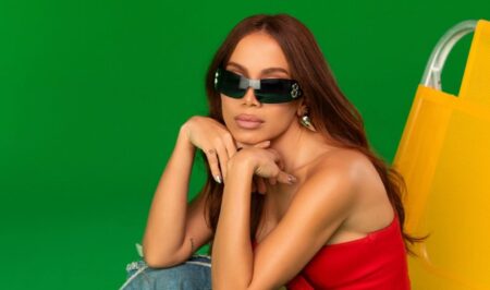 Em documentário, Anitta desabafa sobre caso com homens na cama Em documentário, Anitta desabafa sobre caso com homens na cama