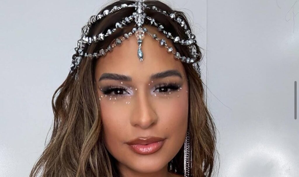 Após ser detonada por pastor, Simone Mendes canta funk de Anitta Após ser detonada por pastor, Simone Mendes canta funk de Anitta