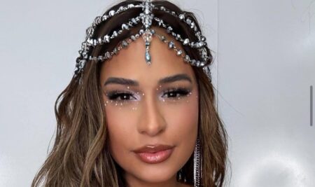 Após ser detonada por pastor, Simone Mendes canta funk de Anitta