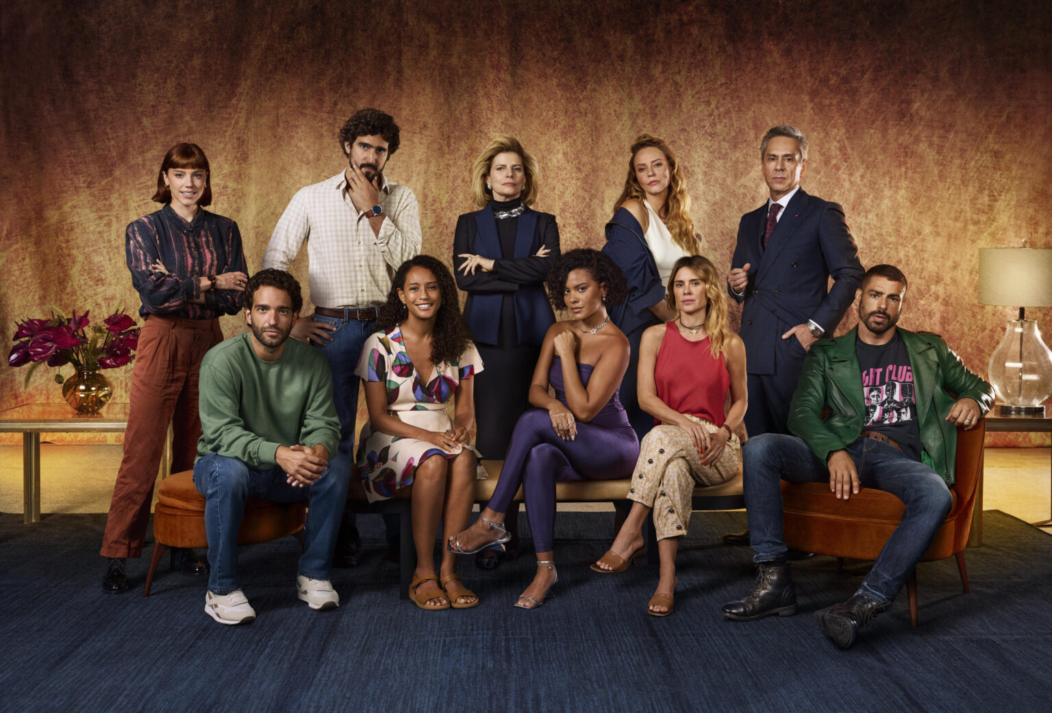 Elenco de Vale Tudo composto por Taís Araujo), Odete Roitman (Débora Bloch), Maria de Fátima (Bella Campos), Heleninha (Paolla Oliveira), Leila (Carolina Dieckmann), Marco Aurélio (Alexandre Nero) e César (Cauã Reymond)