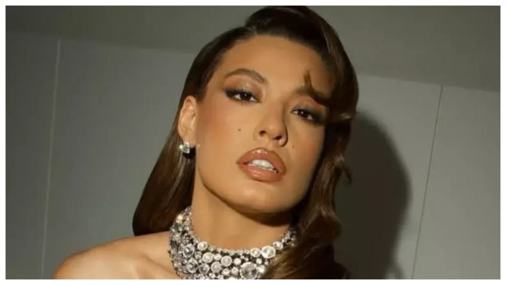 Beatriz Reis brilha com look ousado e rouba a cena em festa da Globo beatriz reis brilha com look ousado e rouba a cena em festa da globo