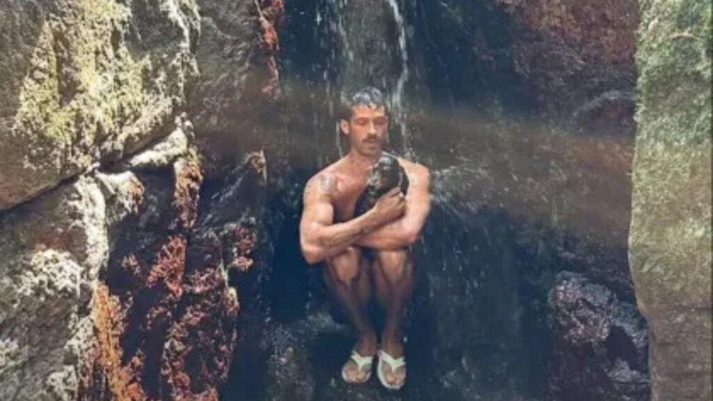 João Guilherme curte cachoeira ao lado de pet adotado com Bruna Marquezine