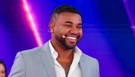 Davi Brito esclarece rumores de término com a namorada após anúncio de gravidez Davi Brito esclarece rumores de término com a namorada após anúncio de gravidez