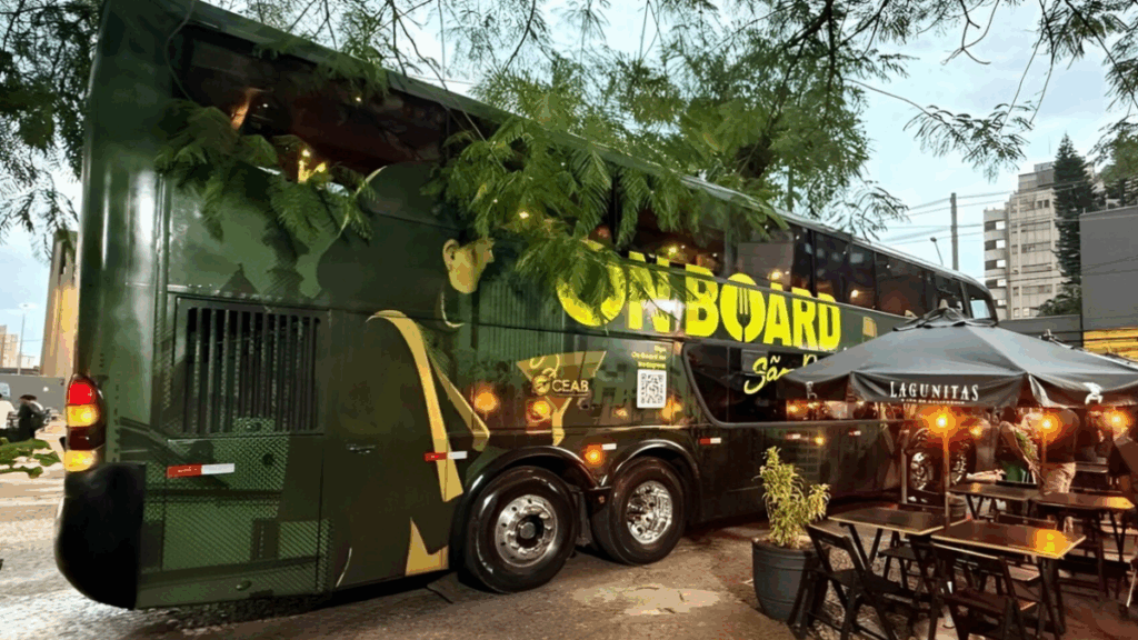 Ônibus turístico une arte e gastronomia com serviço de bordo premium percorrendo pontos icônicos da cidade On Board São Paulo/Divulgação